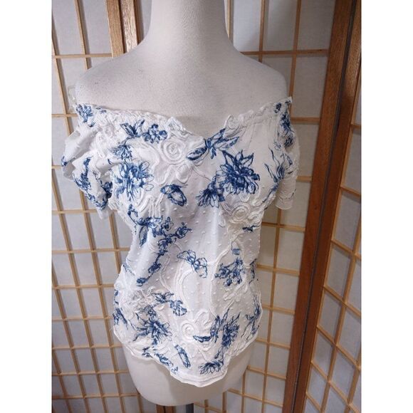 Lemon Grass Sm Embroidered Top - Picture 13 of 16